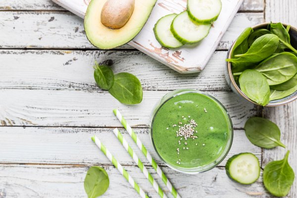 Quels ingrédients pour un smoothie vert détoxifiant et énergisant avec une touche de gingembre?