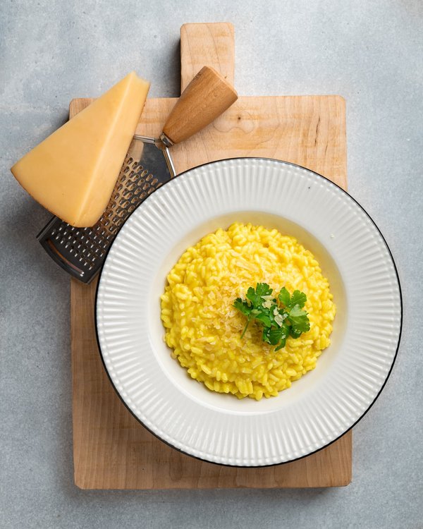 Comment préparer un risotto aux truffes noires avec une texture crémeuse et un riz al dente?